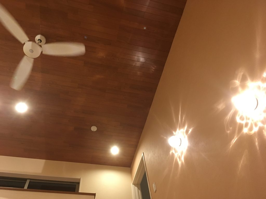 ウォールランプも電球色で。