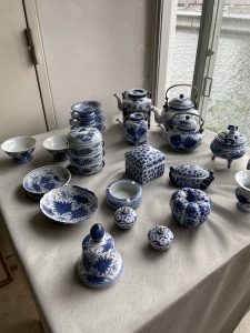 ブルー＆ホワイトの器に花