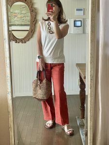 夏の定番アイテム、白Tシャツは綺麗めパンツを合わせて、品良く着こなしたい!