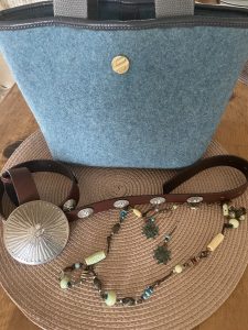 ジーンズコーデのアクセント